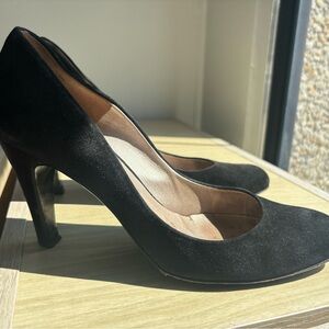 Ferragamo US 7.5  black suede pumps worn condition
